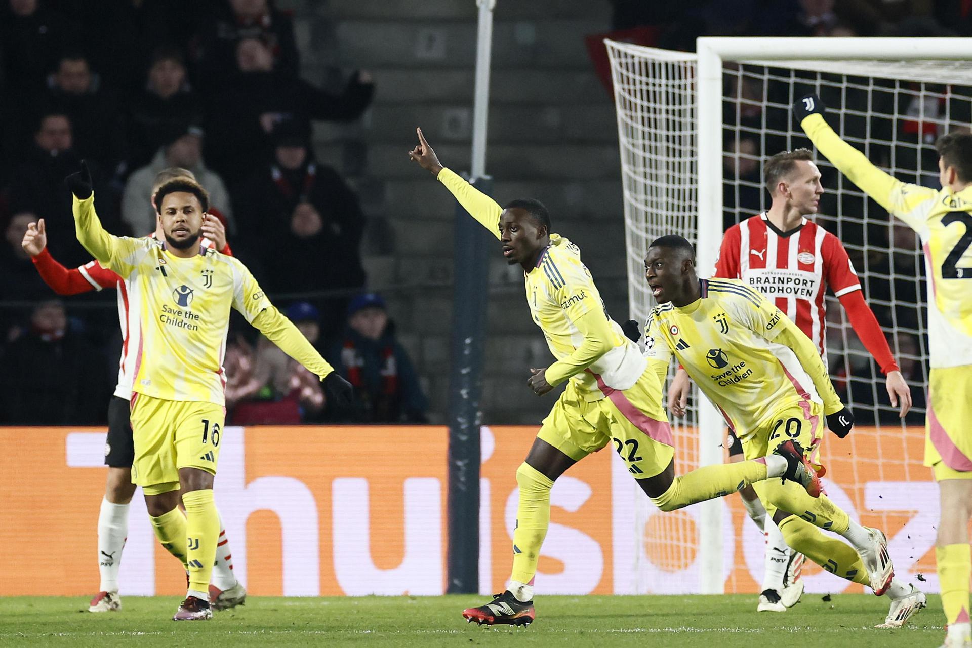 (I-D) Weston McKennie, Timothy Weah, Randal Kolo Muani, del Juventus FC, celebra el 1-1 durante el partido de vuelta del playoff de acceso a octavos de la UEFA Champions League jugado en Eindhoven, Países Bajos. EFE/EPA/KOEN VAN WEEL 