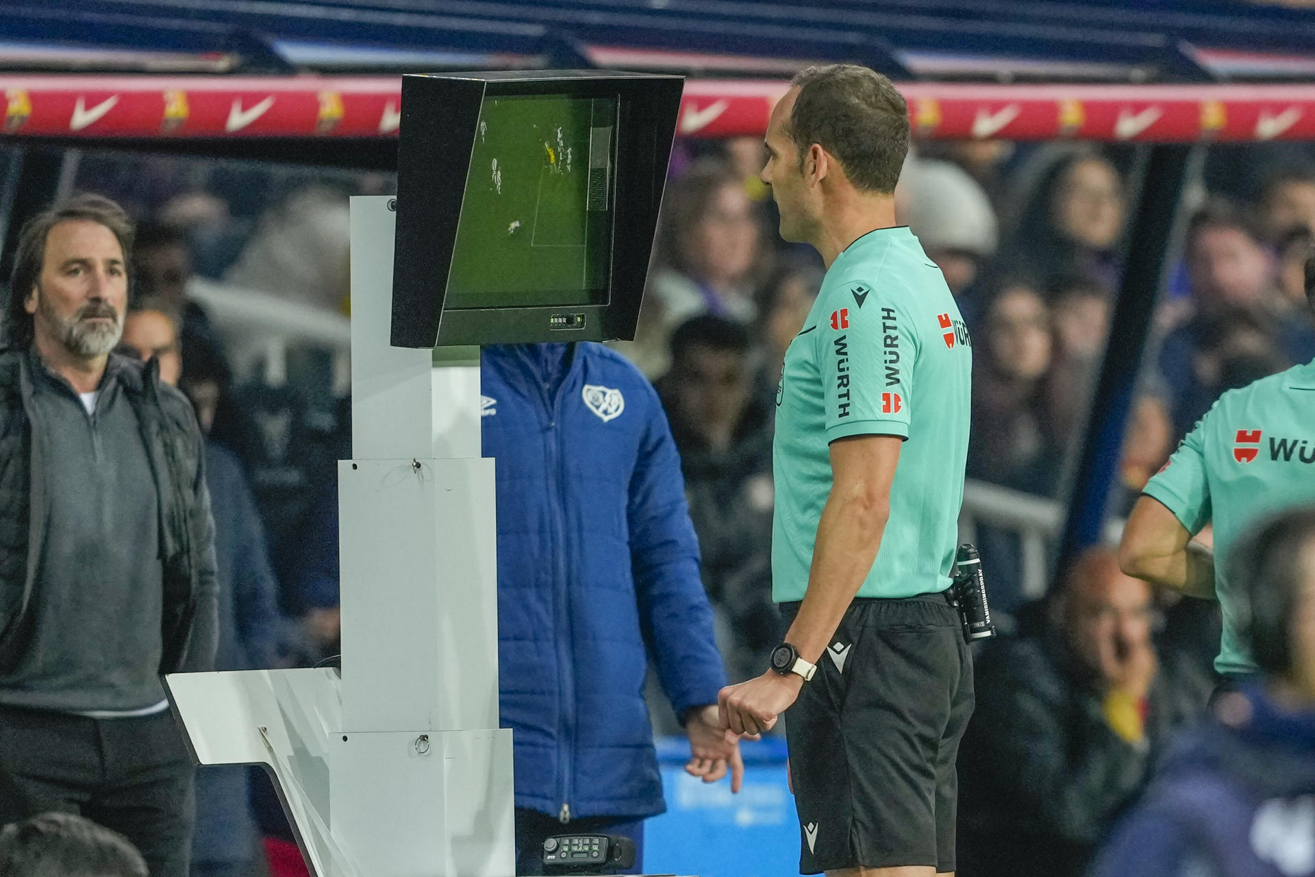 El árbitro del partido Mario Melero López revisa en el Var la jugada del penalti a favor del Barcelona, durante el partido de LaLiga de fútbol que FC Barcelona y Rayo Vallecano disputan en el estadio Lluis Companys. EFE/Alejandro García