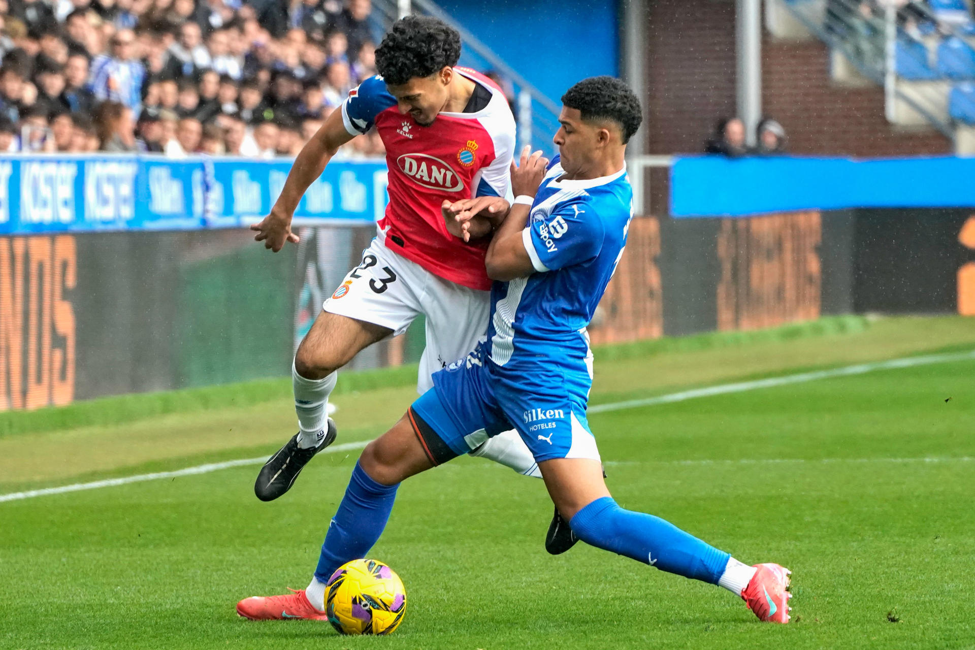 Omar El Hilali (i), del Espanyol, lucha por el balón con Antonio Blanco, del Alavés, durante el partido de LaLiga que ha enfrentado a sus equipos este sábado en Vitoria. EFE/L. Rico 