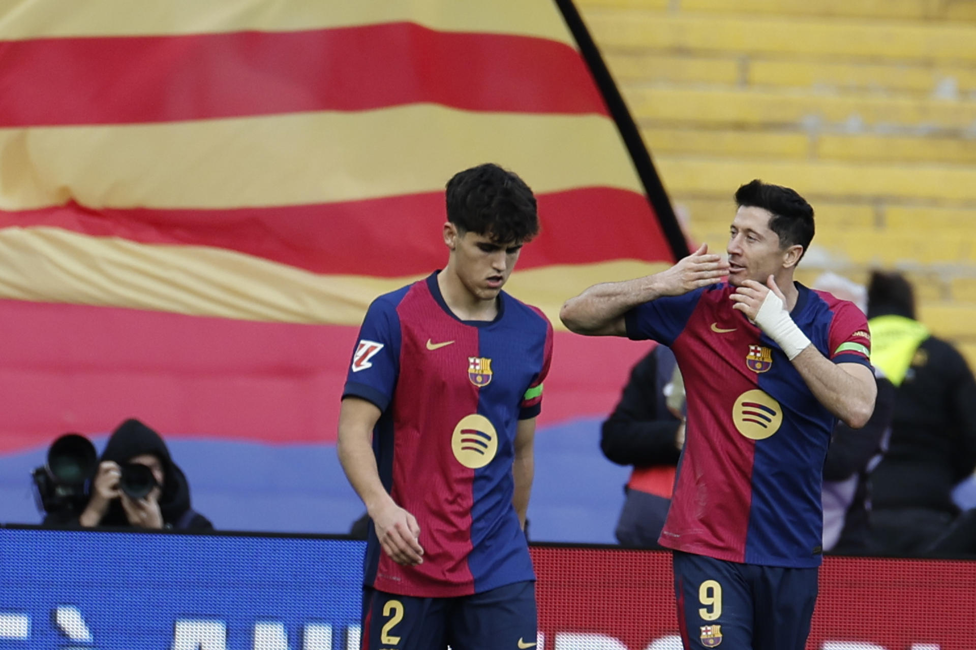 1-0. El Barcelona se anima con un gol de Lewandowski y dos presencias sudamericanas