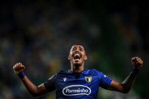 alt Pese a sumar su primer gol en Europa, hondureño se acerca al descenso