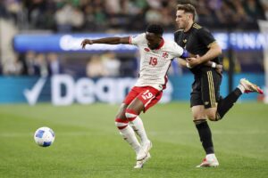alt Alphonso Davies se rompe el ligamento cruzado y se pierde toda la temporada