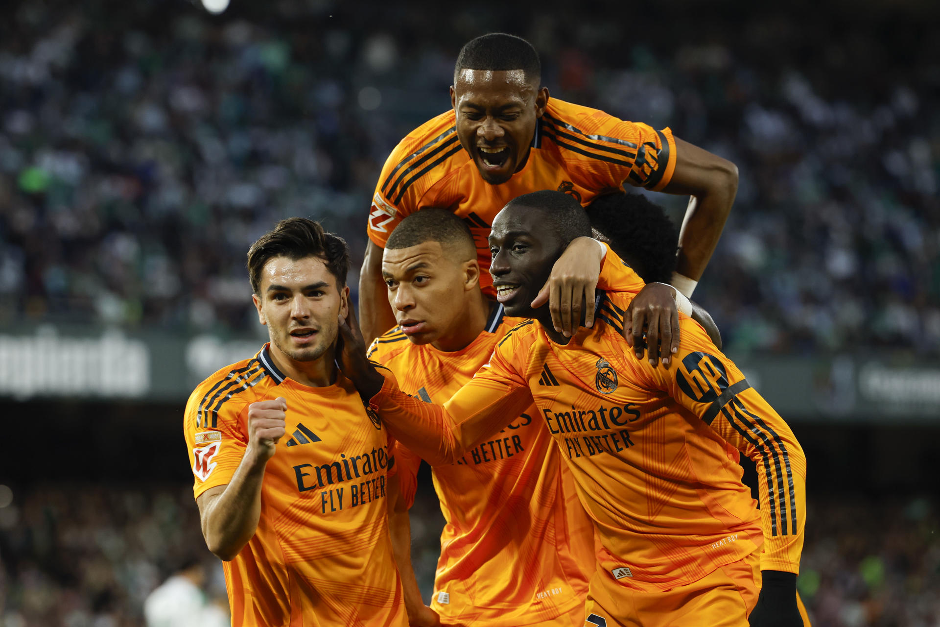 Jugadores del Real Madrid celebran un gol en su partido del sábado ante el Betis. EFE/Julio Muñoz 