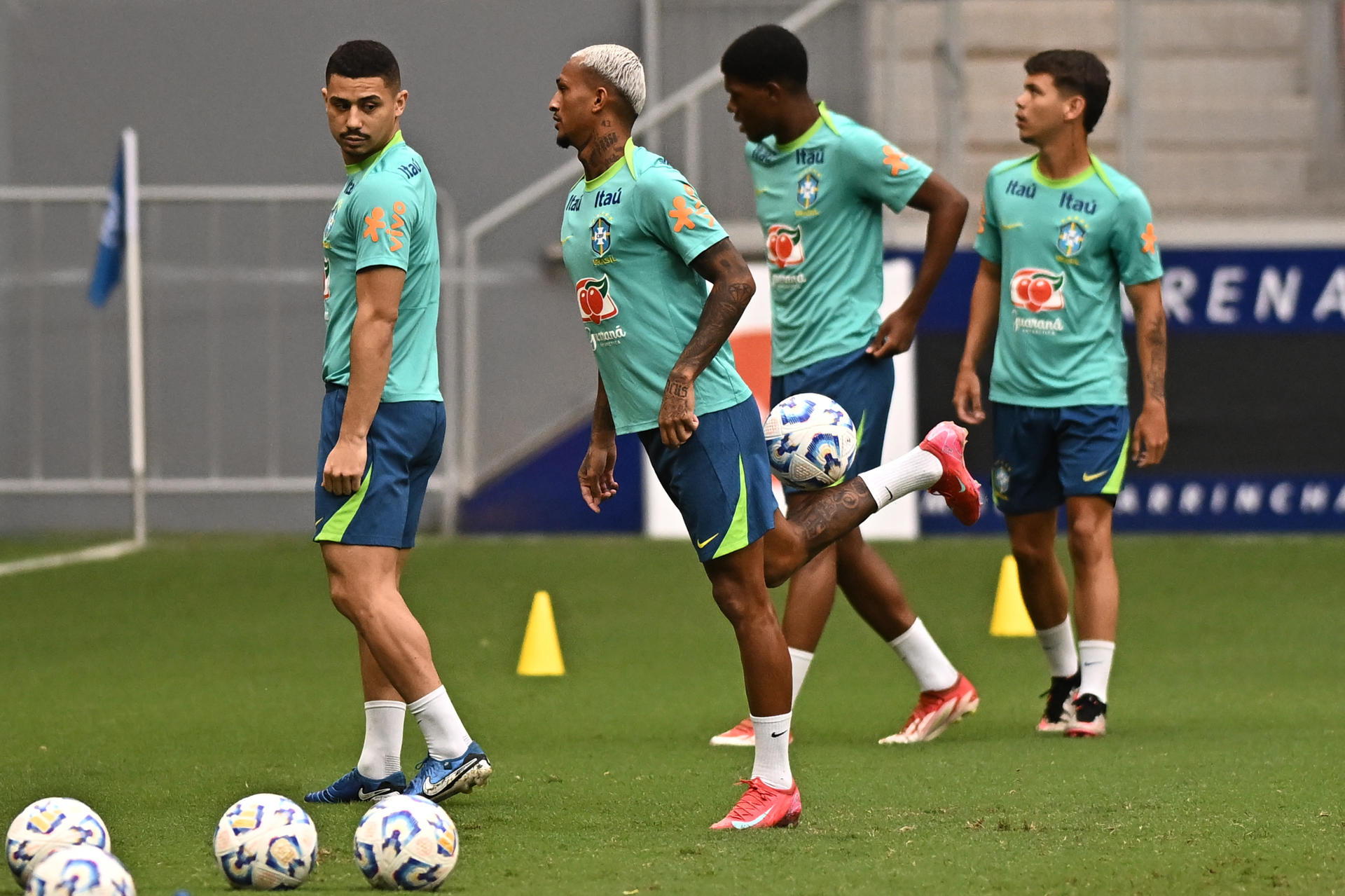 Wesley França (c), jugador de la selección brasileña de fútbol participa junto a sus compañeros en un entrenamiento preparatorio para el partido contra Argentina. EFE/Andre Borges