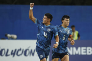 Jhosías Ramón Campss (i) y Alan Fabricio Ledesma de Paraguay celebran un gol ante Perú. EFE/Mauricio Dueñas Castañeda