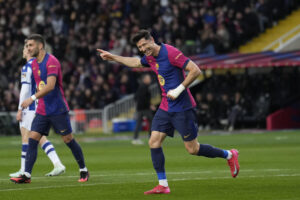 El delantero del FC Barcelona Robert Lewandowski celebra tras marcar el 4-0 durante el partido de LaLiga EA Sports entre FC Barcelona y Real Sociedad, este domingo en el estadio Olímpico de Montjuic de Barcelona. EFE/ Alejandro García