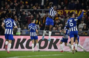 Samu Aghehowa (c) celebra un gol con el Oporto (C). EFE/EPA/Riccardo Antimiani