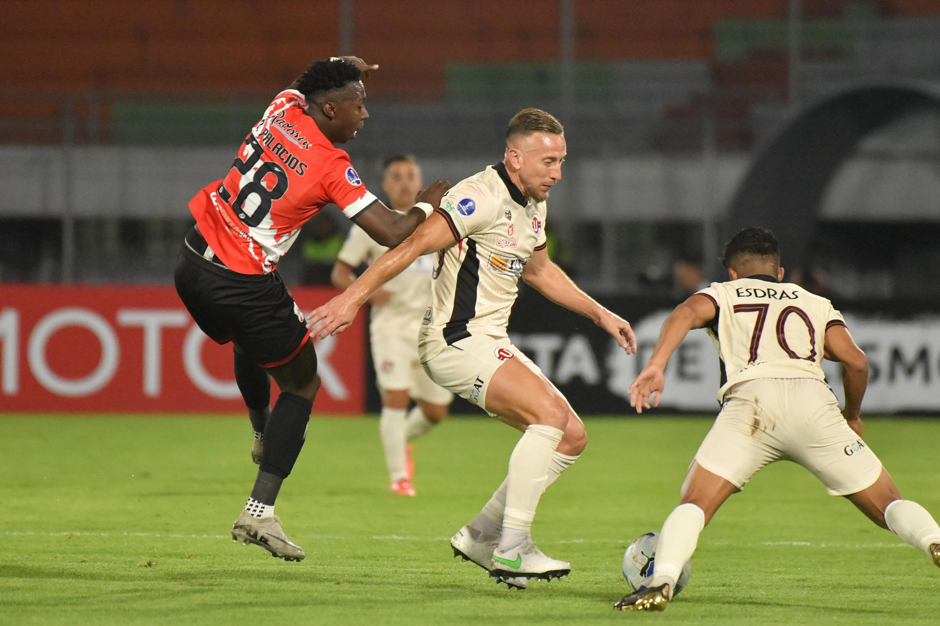 Joaquín Lencinas (c) de Universitario disputa un balón con Dubán Palacio (d) de Potosí en un partido de la primera ronda de la Copa Sudamericana. EFE/ Jorge Abrego 