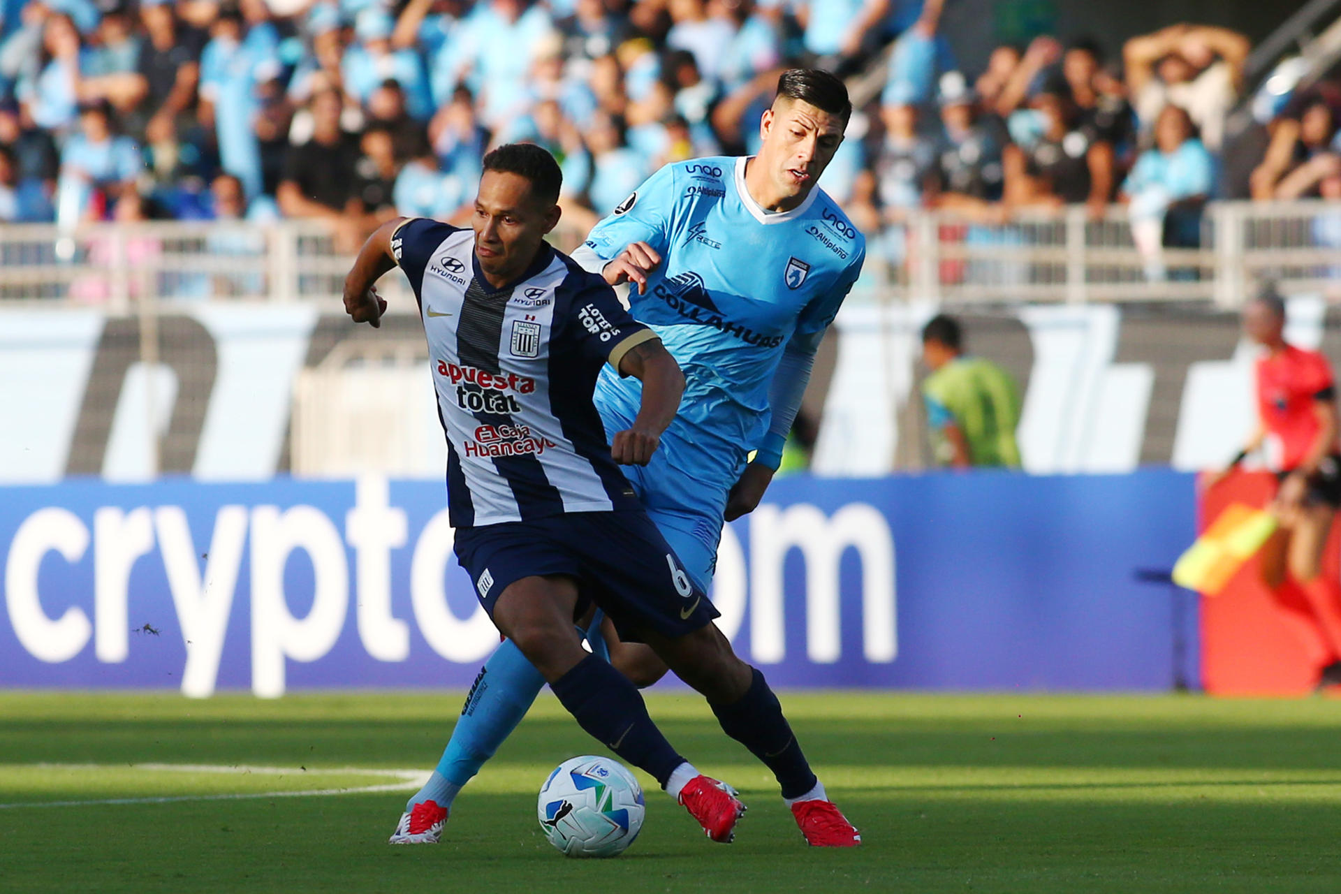 Steffan Pino (d) de Iquique disputa un balón con Carlos Zambrano de Alianza en un partido de la tercera ronda de la Copa Libertadores. EFE/ Alex Díaz 