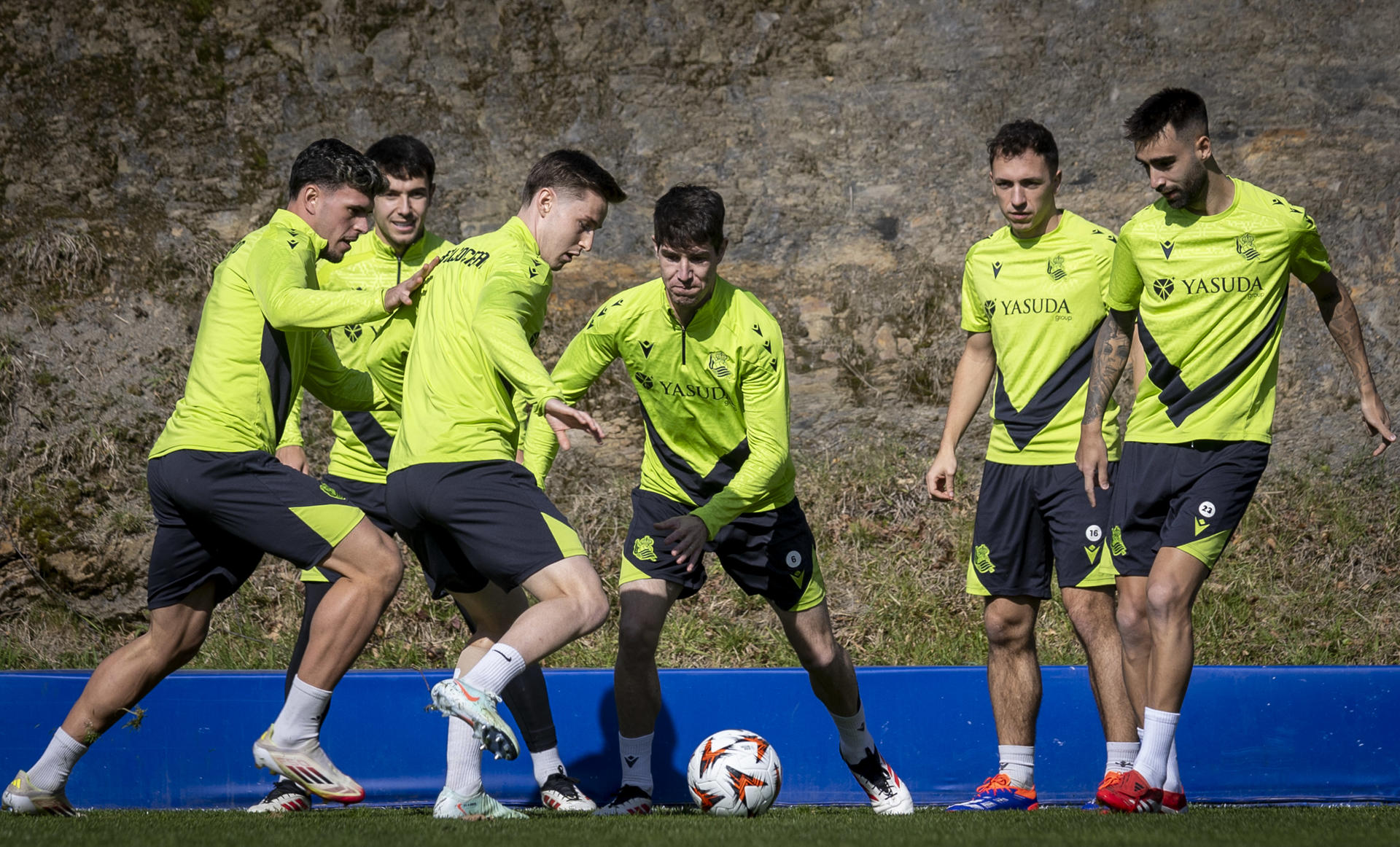 Los jugadores de la Real Sociedad este miércoles durante un entrenamiento previo al partido de ida de octavos de final de la Liga Europa contra el Manchester United. EFE/Javier Etxezarreta 