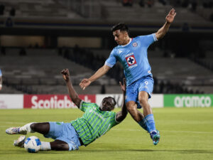 Ángel Sepúlveda (d) de Cruz Azul disputan el balón con Yeimar Gómez de Sounders este martes, en un partido de la Copa de Campeones Concacaf entre Cruz Azul y Seattle Sounders en el estadio Olímpico Universitario en Ciudad de México (México). EFE/José Méndez