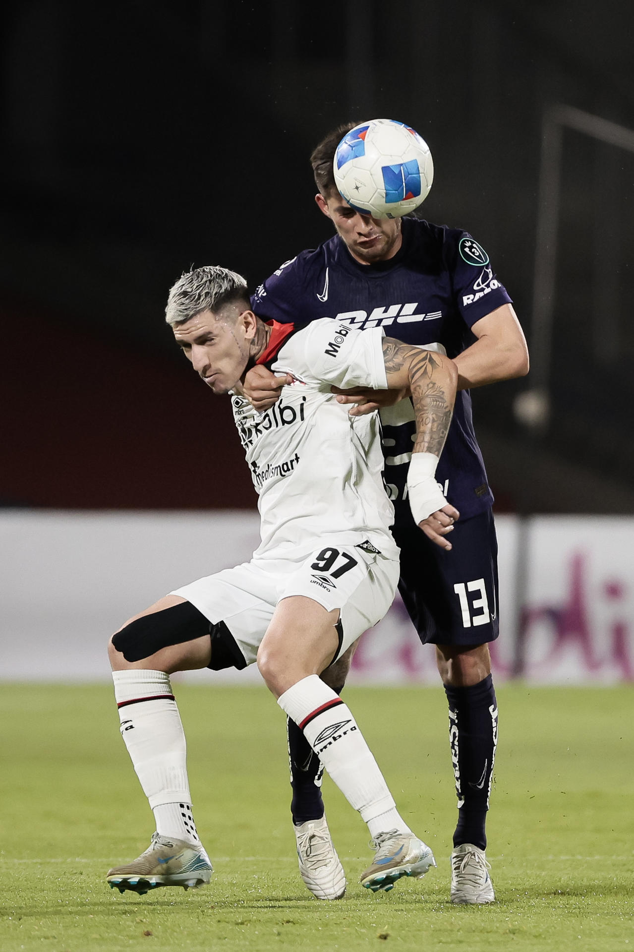 Pablo Monroy (d) de Pumas disputa un balón con Anderson Cardoso de Alajuelense este martes, en un partido de ida de octavos de final de la Copa de Campeones Concacaf entre Pumas y Alajuelense en el Estadio Olímpico Universitario en Ciudad de México (México). EFE/José Méndez 