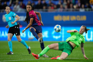 La delantera del Barcelona Salma Paralluelo (d) lanza a portería en el partido ante el Wolfsburgo, de vuelta de cuartos de final de la Liga de Campeones femenina, este jueves en el estadio Johan Cruyff. EFE/ Enric Fontcuberta