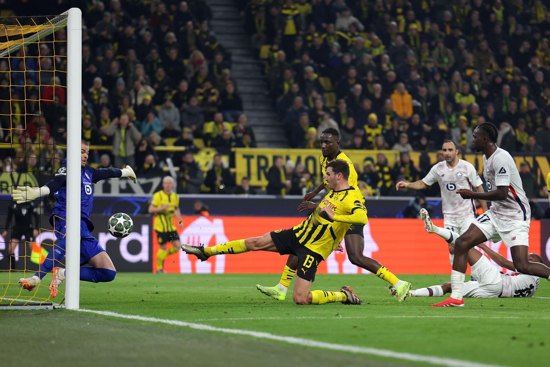 El jugador Pascal Gross, del Dortmund (C), logra un gol durante el partido de octavos la UEFA Champions League jugado entre Borussia Dortmund y OSC Lille en Dortmund, Alemania. EFE/EPA/CHRISTOPHER NEUNDORF 