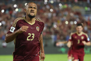 Salomón Rondón de Venezuela celebra su gol en un partido de las eliminatorias sudamericanas para el Mundial de 2026. EFE/ Miguel Gutiérrez