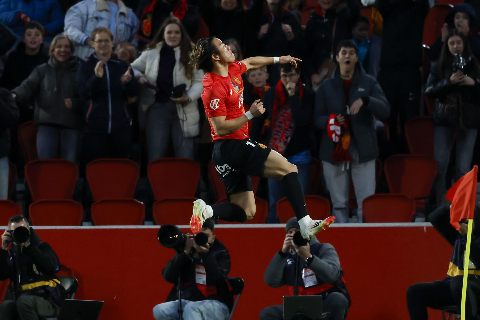 El delantero del Mallorca Takuma Asano celebra tras marcar el 1-0 durante el partido de LaLiga EA Sports entre RCD Mallorca y Deportivo Alavés, este domingo en el Estadio de Son Moix. EFE/ Cati Cladera 