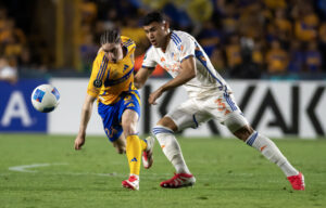 Marcelo Flores (i) de Tigres disputa el balón con Gilberto Flores de FC Cincinnati este martes, en un partido de vuelta de octavos de final de la CONCACAF Champions Cup entre Tigres y Cincinnati, en el Estadio Universitario de Monterrey (México). EFE/Miguel Sierra