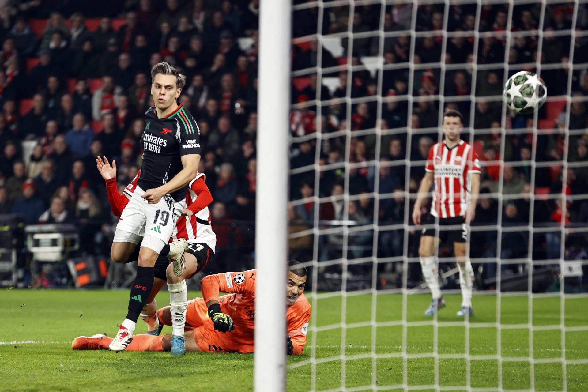 El jugador del Arsenal Leandro Trossard (I) logra el 1-5 goal durante el partido de octavos de final de la Liga de Campeones que han jugado PSV Eindhoven y Arsenal FC en Eindhoven, Países Bajos.EFE/EPA/MAURICE VAN STEEN 