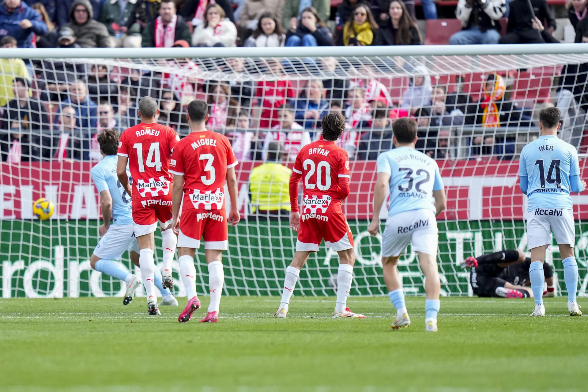 El defensa del Celta Marcos Alonso marca de penalti el segundo gol de su equipo ante el Girona (1-2), durante el encuentro que disputaron en el estadio Montilivi este sábado, correspondiente a la jornada 26 de LaLiga. EFE/Siu Wu 