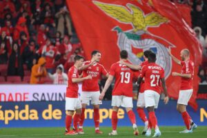alt El Benfica del colombiano Ríos, se enfrenta a Sporting del uruguayo Arujo por la Supercopa de Portugal