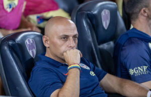 El entrenador de América, Ángel Villacampa, observa desde el banco , en el partido de vuelta de la final del Torneo Clausura de la Liga Femenil Mx entre Rayadas y América, en el estadio BBVA en Monterrey (México). Imagen de archivo. EFE/ Miguel Sierra