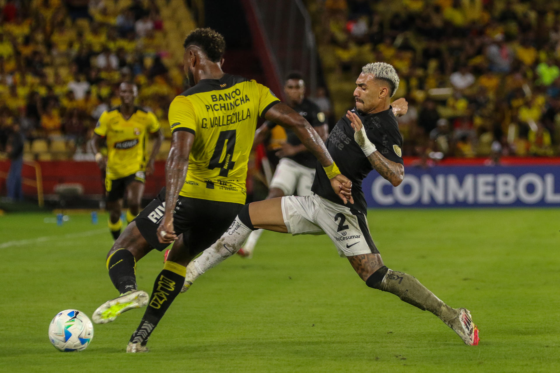 Gustavo Vallecilla (i) de Barcelona disputa un balón con Matheuzinho de Corinthians. EFE/Jonathah Miranda
