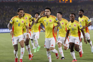 Luis Díaz (c) de Colombia celebra un gol ante Paraguay en un partido de las eliminatorias sudamericanas para el Mundial de 2026. EFE/Mauricio Dueñas Castañeda