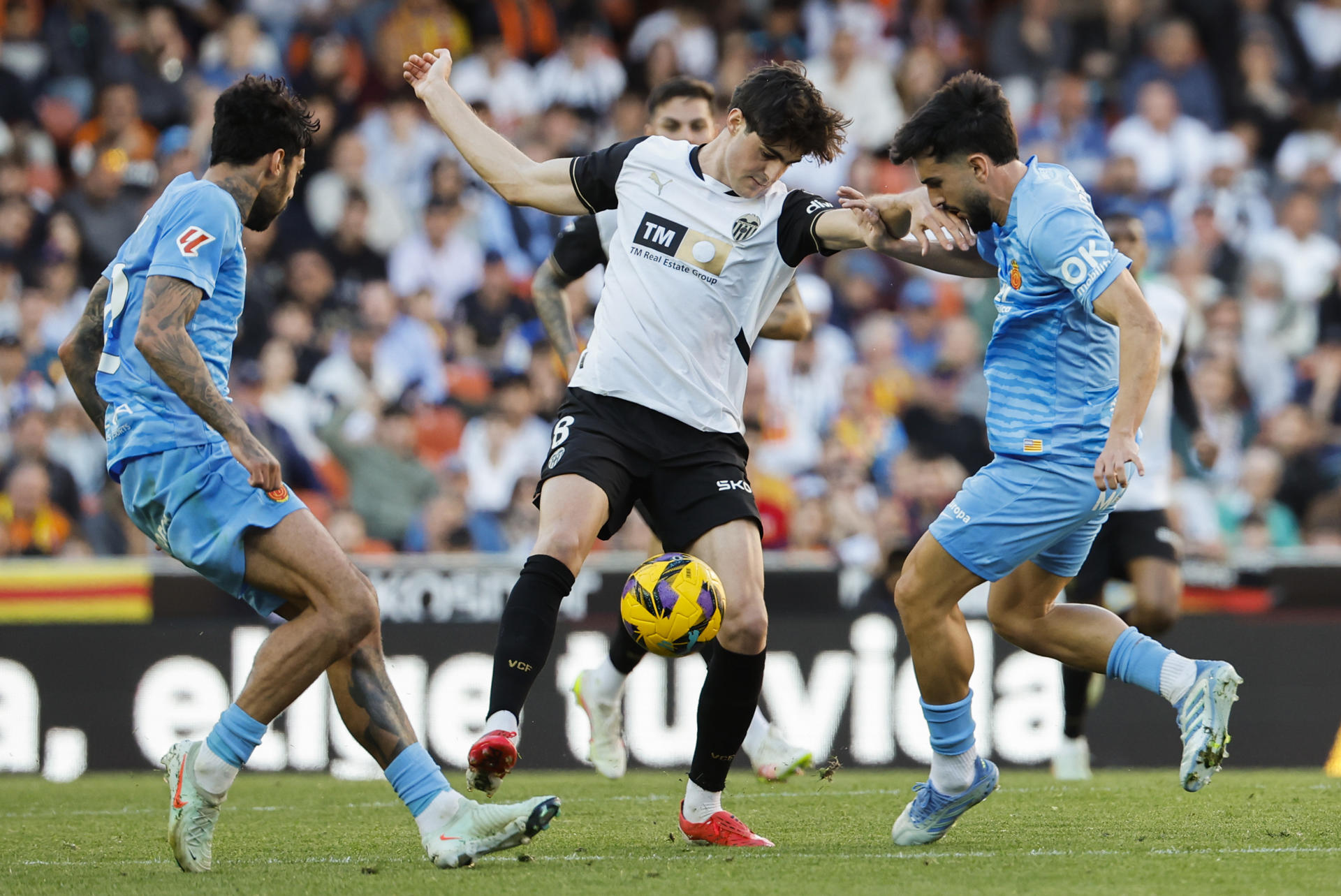 El centrocampista del Valencia Javier Guerra y el centrocampista del Mallorca Manuel Morlanes (d), durante el partido de la jornada 29 de LaLiga entre Valencia CF y RCD Mallorca, este domingo en el estadio de Mestalla.-EFE/ Ana Escobar