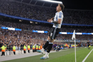 Enzo Fernández de Argentina celebra un gol ante Brasil en un partido de las eliminatorias sudamericanas para el Mundial de 2026. EFE/Juan Ignacio Roncoroni