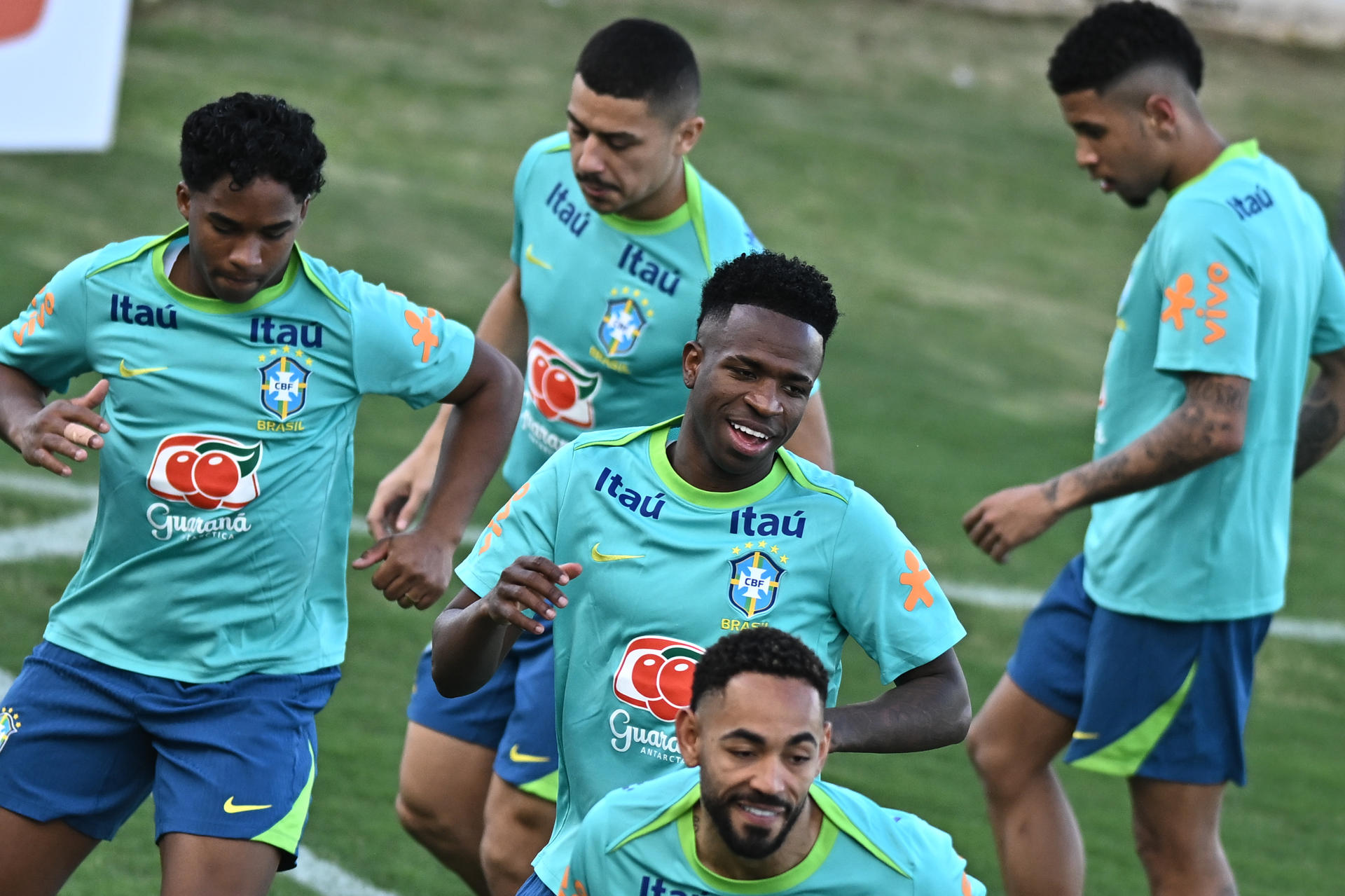 Vinícius Jr (c) de Brasil participa en un entrenamiento en el estadio Valmir Campelo Bezerra (Bezerrão) en Brasilia (Brasil). EFE/ André Borges