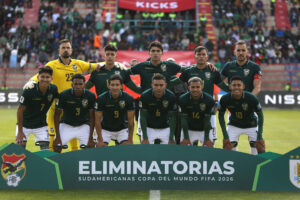 Jugadores de la selección de Bolivia forman en su partido de las eliminatorias sudamericanas para el Mundial de 2026 ante Uruguay. EFE/ Luis Gandarillas