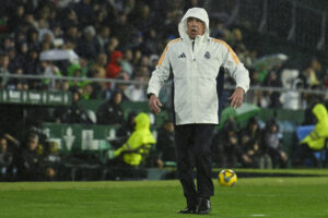 El entrenador del Real Madrid, Carlo Ancelotti, durante el partido de la jornada 26 de LaLiga EA Sports que Real Betis y Real Madrid han disputado en el estadio Benito Villamarín, en Sevilla. EFE/Raúl Caro