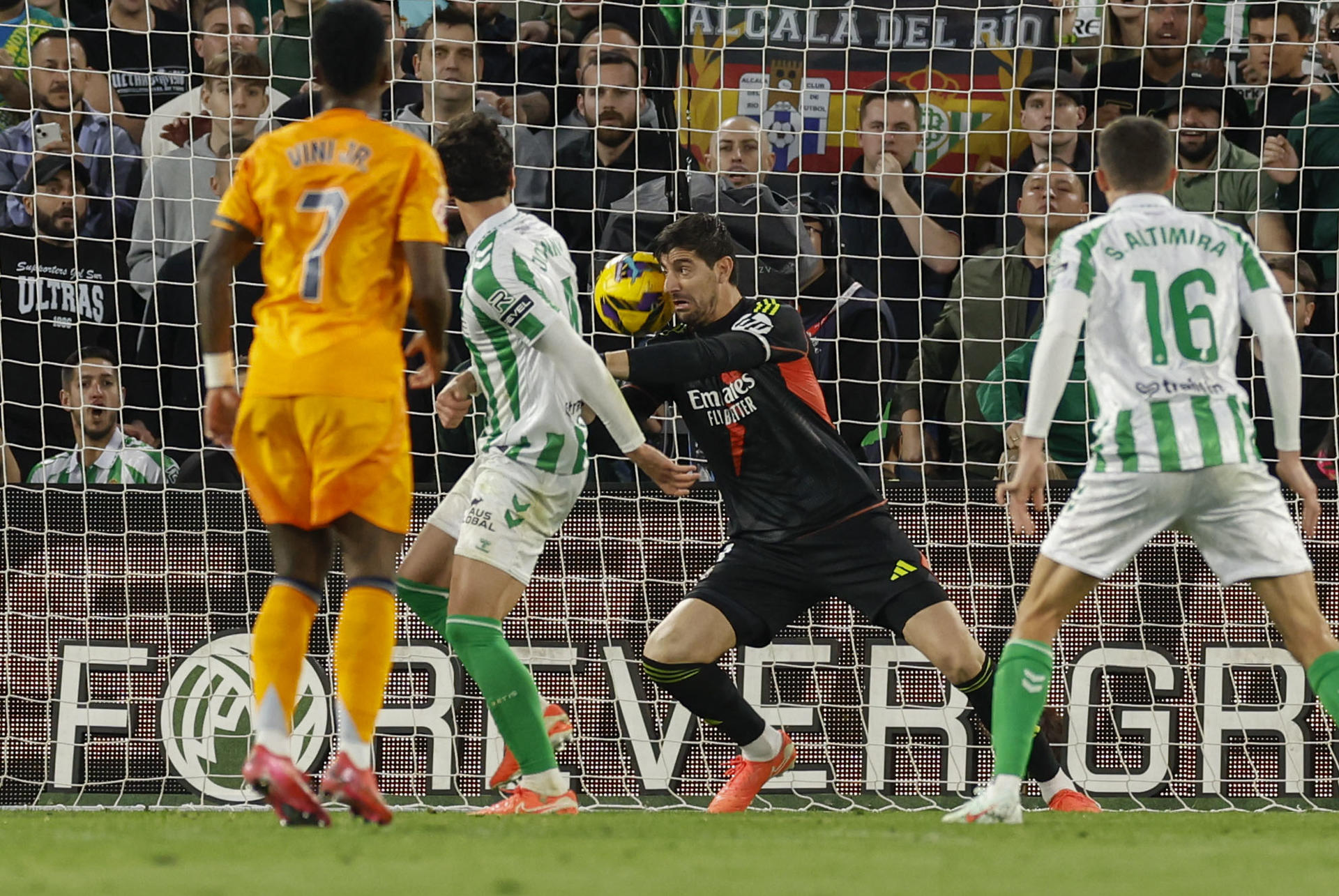 El centrocampista de origen brasileño del Betis Johnny Cardoso (2i) anota el gol del empate este sábado, en el partido de la jornada 26 de LaLiga EA Sports, entre el Betis y el Real Madrid, en el estadio Benito Villamarín de Sevilla. EFE/ Julio Muñoz 