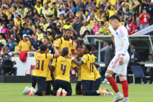 Jugadores de Ecuador celebran un gol en un partido de las eliminatorias sudamericanas para el Mundial de 2026. EFE/ STR