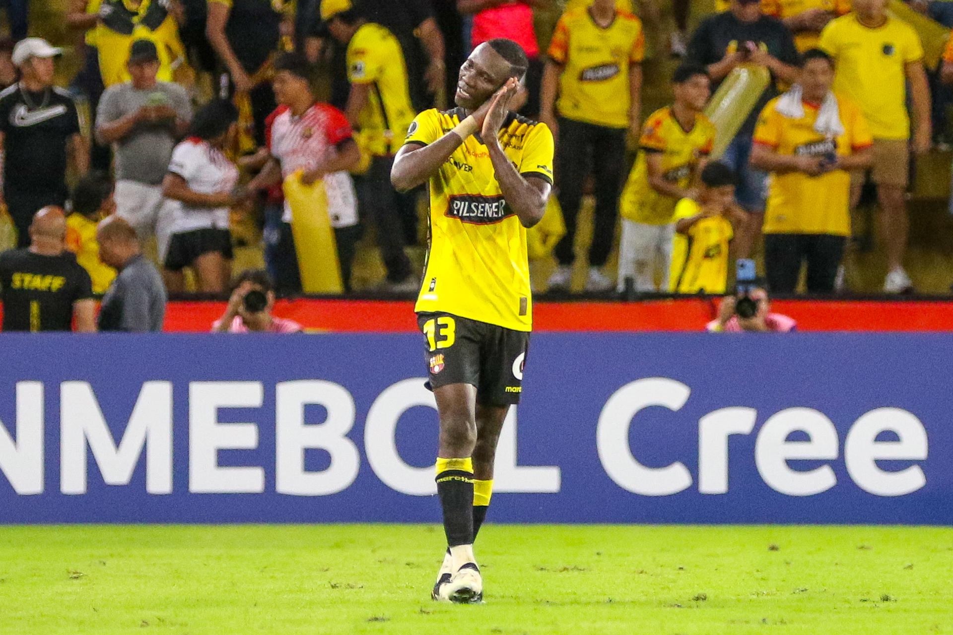 Janner Corozo de Barcelona celebra tras anotar un gol ante Corinthians. EFE/Jonathah Miranda
