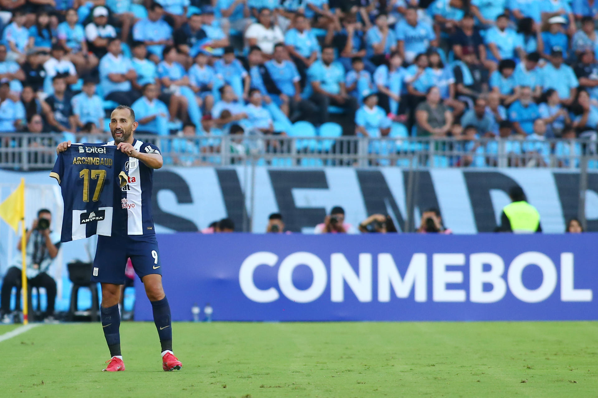 Hernan Barcos de Alianza celebra un gol en un partido de la tercera ronda de la Copa Libertadores. EFE/ Alex Díaz 