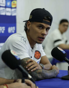 El jugador de la selección Colombia de fútbol Richard Ríos habla durante una rueda de prensa en Barranquilla (Colombia). EFE/Mauricio Dueñas Castañeda