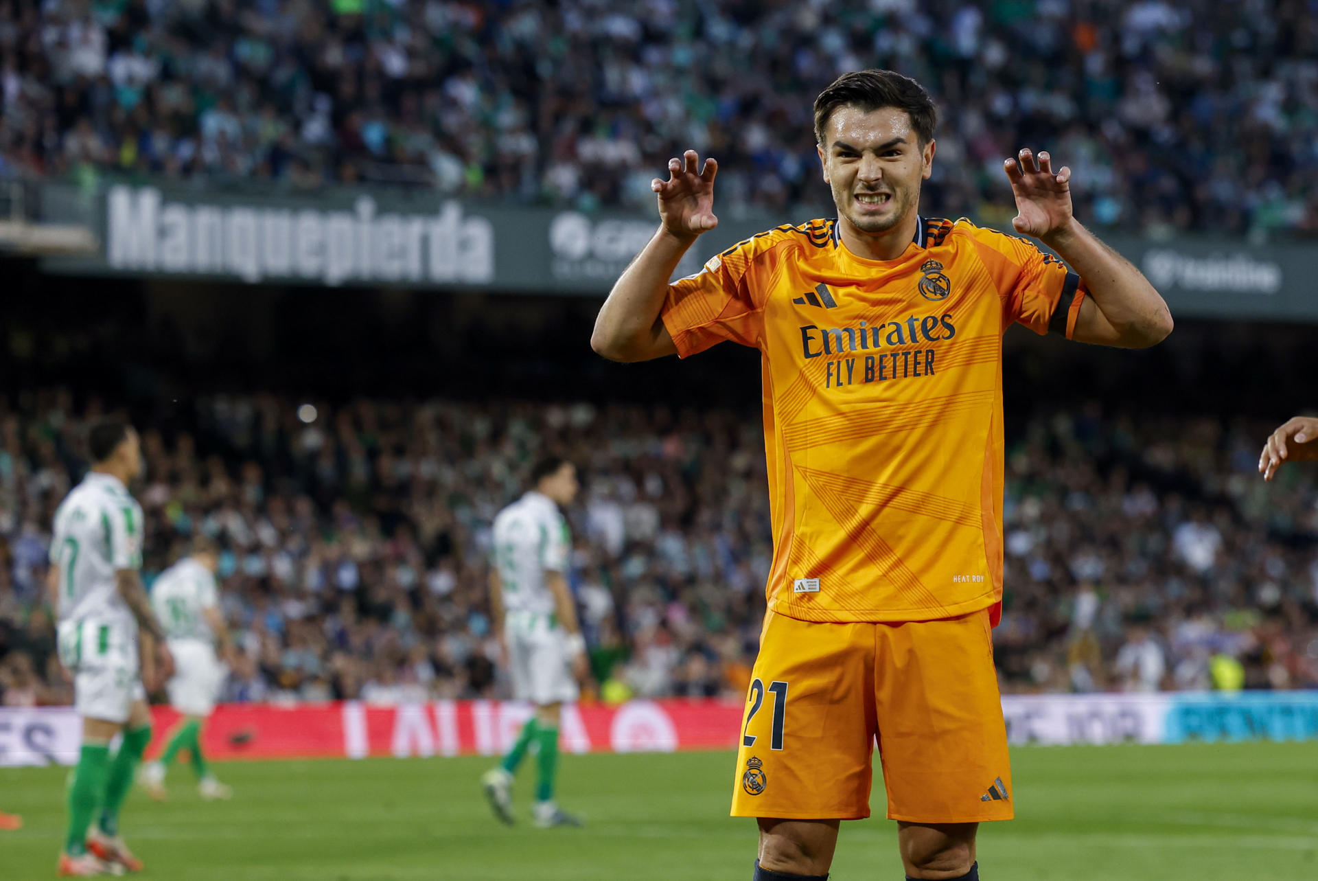 El centrocampista hispanomarroquí del Real Madrid Brahim Díaz celebra tras anotar el primer gol de su equipo este sábado, en el partido de la jornada 26 de LaLiga EA Sports, entre el Betis y el Real Madrid, en el estadio Benito Villamarín de Sevilla. EFE/ Julio Munoz 