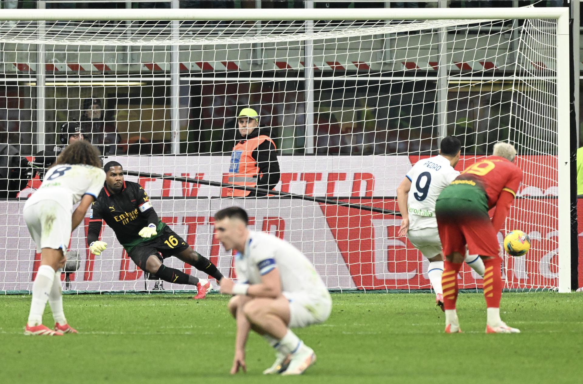 Pedro marca el gol de la victoria del Lazio contra el Milan. EFE/EPA/Daniel Dal Zennaro 