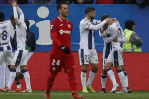 El delantero del Leganés Diego García (d) celebra con sus compañeros tras marcar el 1-0 durante el partido de la jornada 26 de LaLiga EA Sports que enfrentó al Leganés y al Getafe, este domingo, en el estadio Municipal de Butarque. EFE/Chema Moya