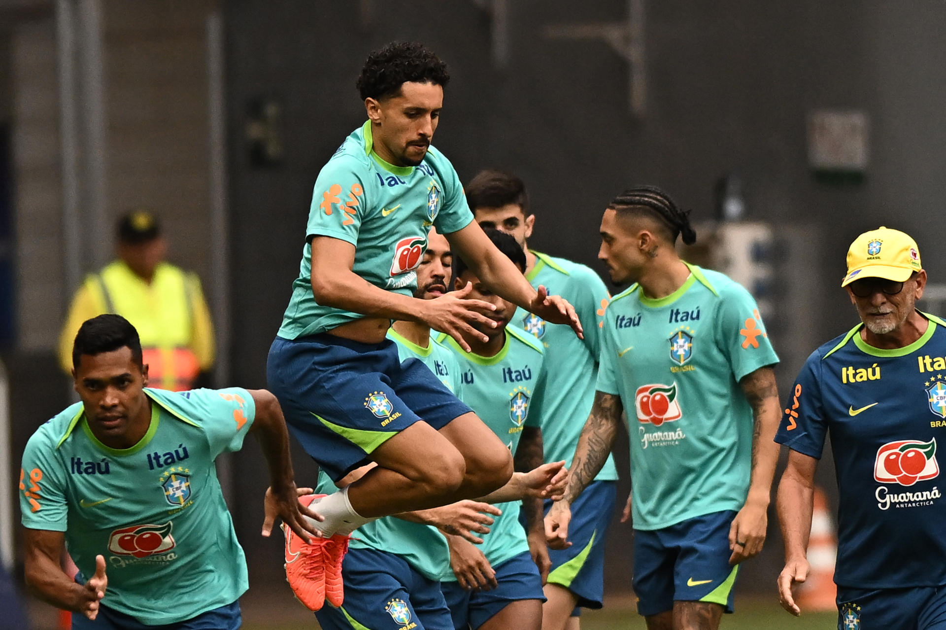 Marquinhos (c), jugador de la selección brasileña de fútbol participa junto a sus compañeros en un entrenamiento preparatorio para el partido contra Argentina. EFE/Andre Borges