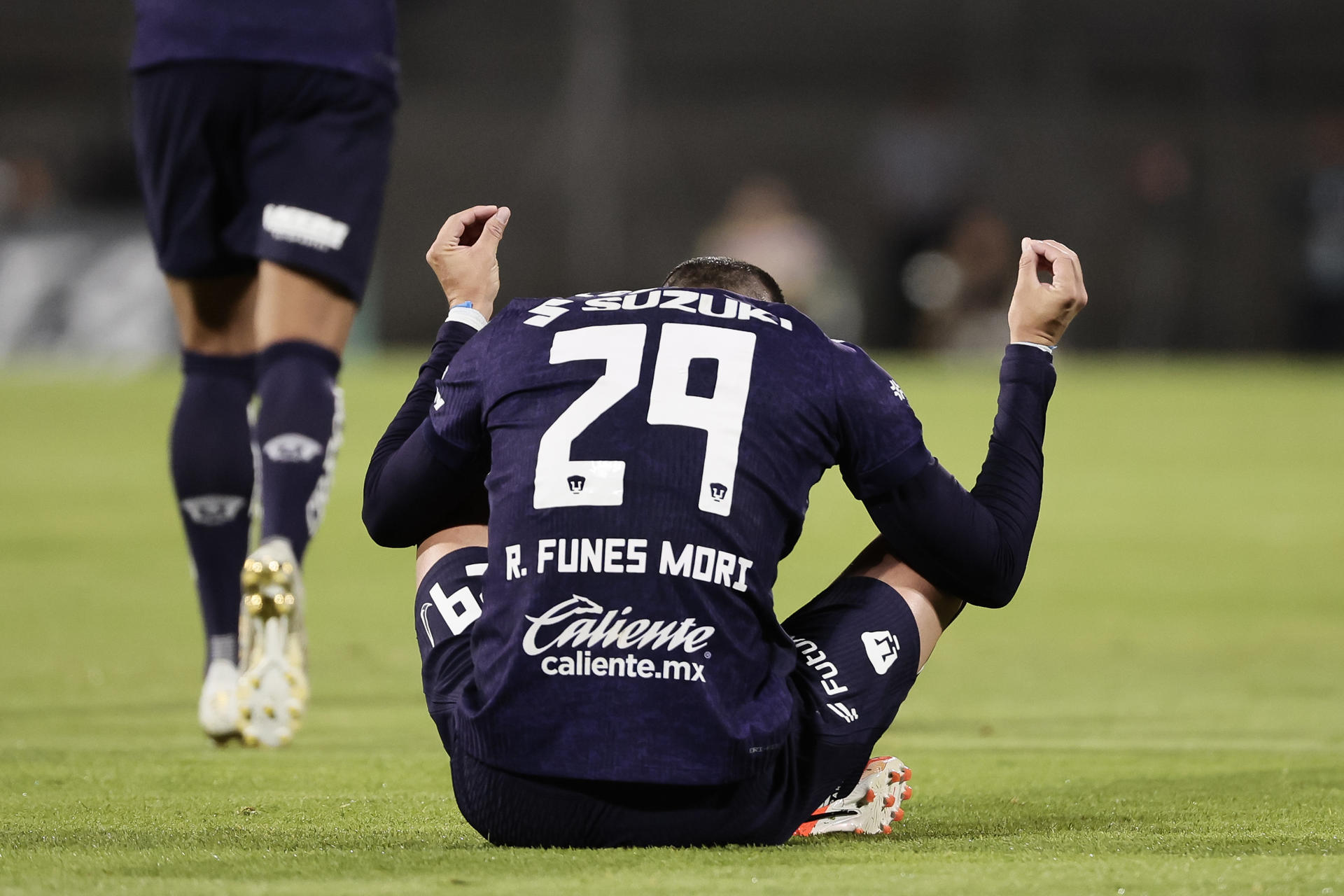 Rogelio Funes de Pumas celebra un gol este martes, en un partido de ida de octavos de final de la Copa de Campeones Concacaf entre Pumas y Alajuelense en el Estadio Olímpico Universitario en Ciudad de México (México). EFE/José Méndez 