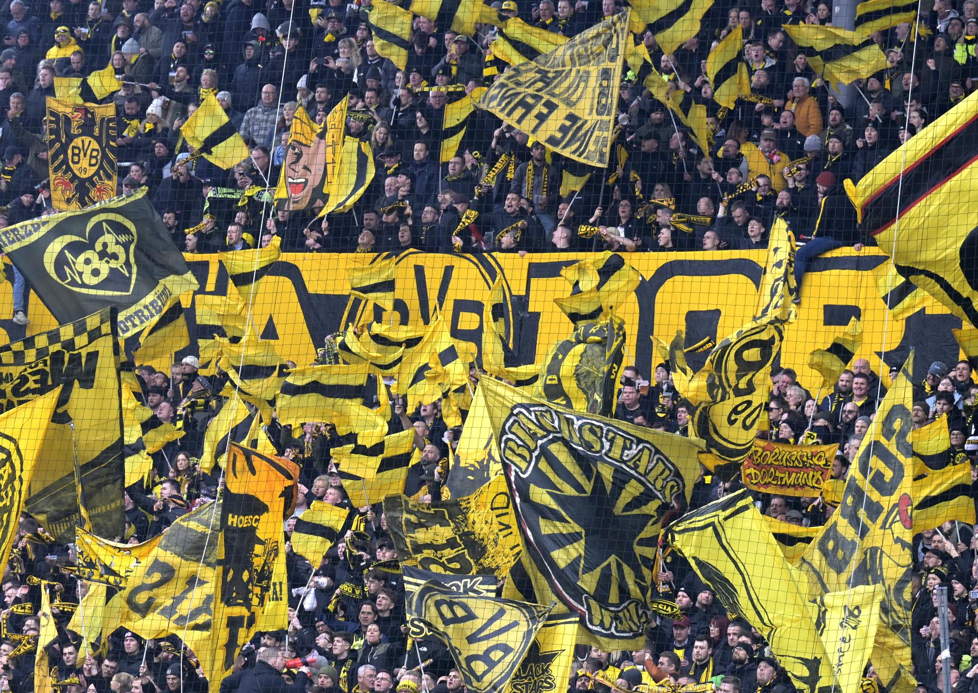 Hinchas del Dortmund durante el partido de la Bundesliga que han jugado FC St. Pauli y Borussia Dortmund en el Millerntor Stadium en Hamburgo, Alemania. EFE/EPA/FABIAN BIMMER . 