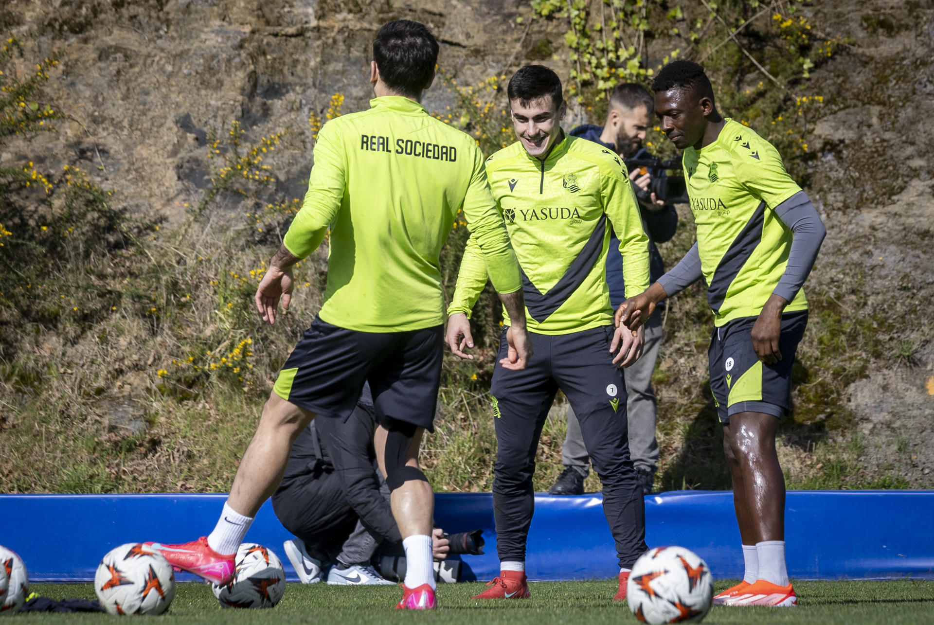 Los jugadores de la Real Sociedad, Ander Barrenetxea (c) y Hamari Traoré (d), durante el entrenamiento de este miércoles. EFE/Javier Etxezarreta 