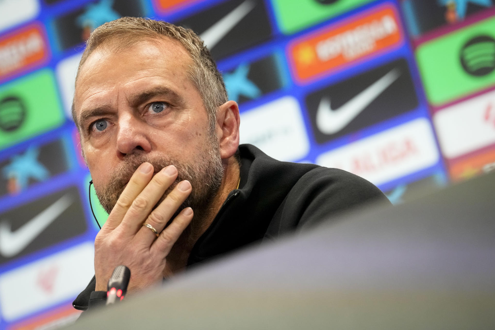 l entrenador del FC Barcelona, Hansa Flick, ofrece una rueda de prensa después del entrenamiento del equipo en las instalaciones de la Ciudad Deportiva Joan Gamper este sábado. El combinado se enfrenta mañana al Atlético de Madrid en un partido de LaLiga que se disputará en el campo del Atlético, en Madrid. EFE/ Enric Fontcuberta 