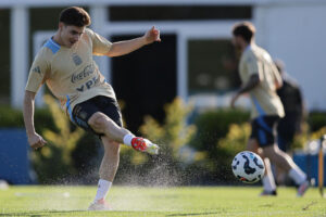 Julián Álvarez participa en un entrenamiento de la selección argentina en Buenos Aires. EFE/ Luciano González