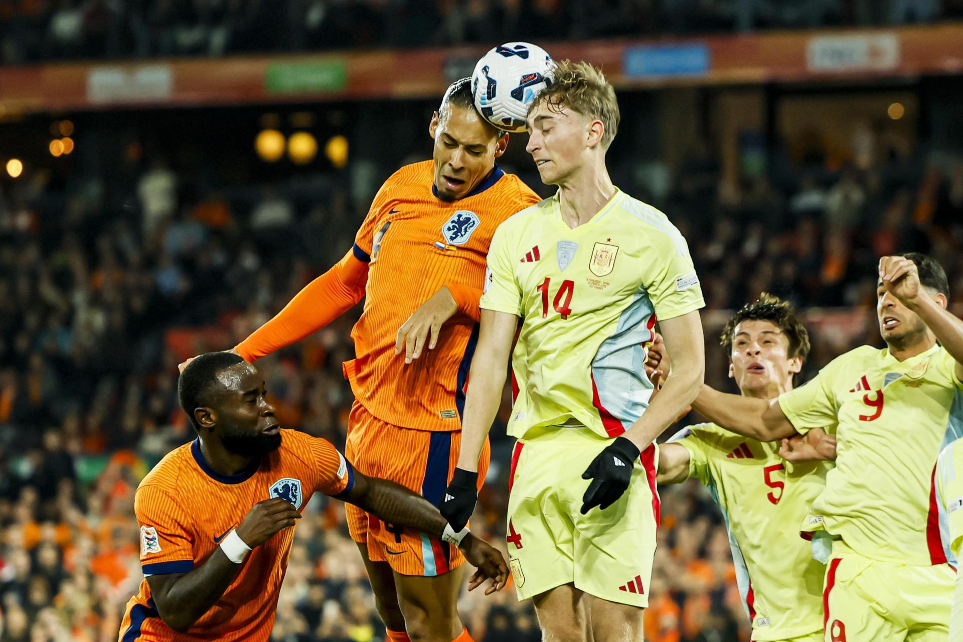 Van Dijk y Dean Huijsen pugnan por un balón. EFE/EPA/KOEN VAN WEEL 