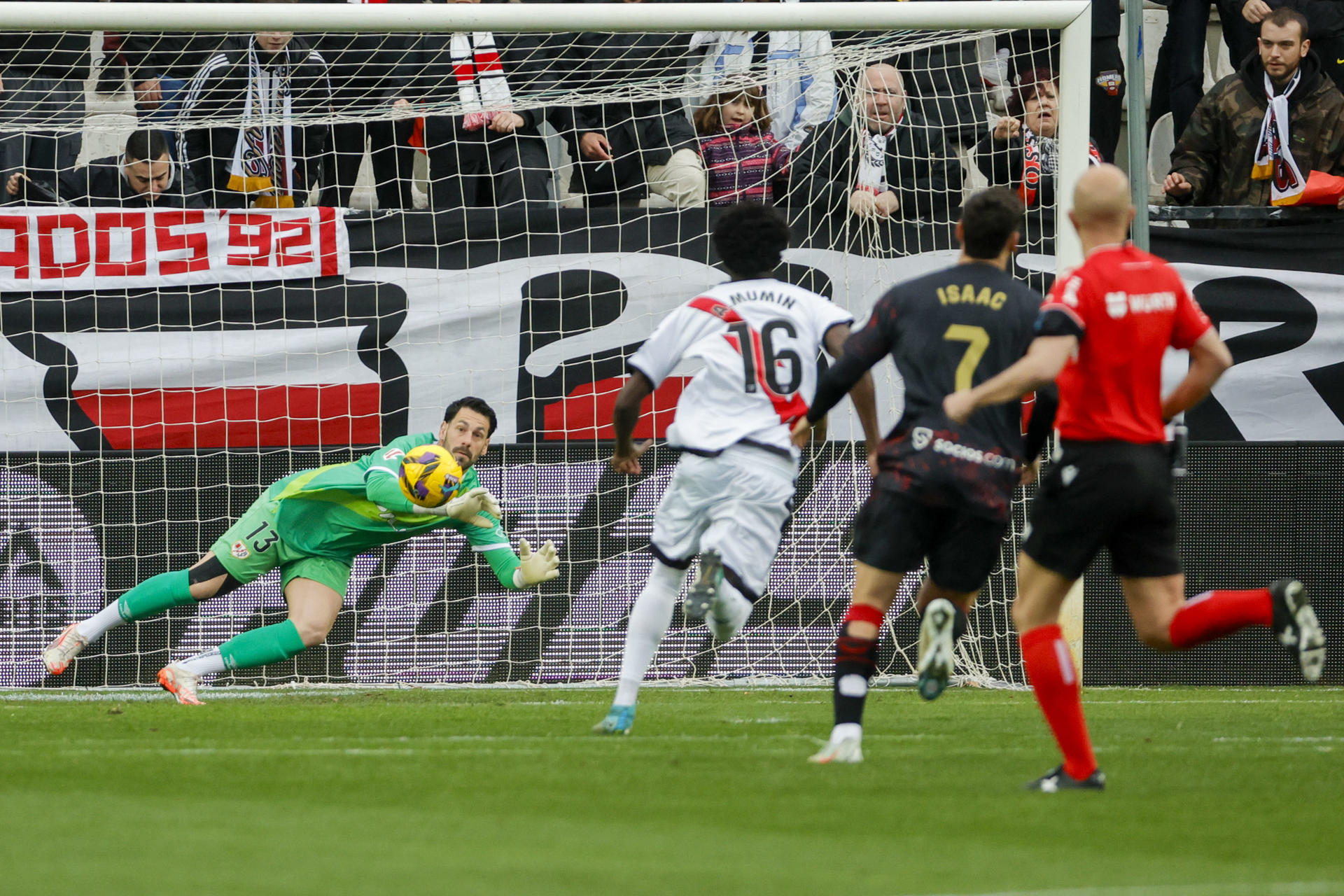 El portero argentino del Rayo Vallecano Augusto Batalla en acción este sábado, en el partido de la jornada 26 de LaLiga EA Sports, entre el Rayo Vallecano y el Sevilla FC, en el estadio de Vallecas, en Madrid. EFE/ Zipi Aragón 