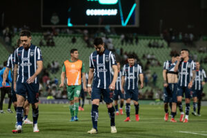 Jugadores de Monterrey abandonan cabizbajos el estadio Corona de la ciudad de Torreón tras ceder este miércoles un empate 2-2 a Vancouver Whitecaps que los eliminó de la Copa de Campeones de la Concacaf en la fase de octavos de final. EFE/ Miguel Sierra