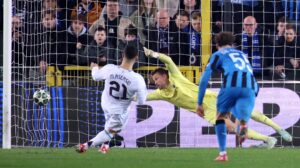 El español Marco Asensio, del Aston Villa, bate de penalti al portero belga Simon Mignolet durante el partido de la UEFA Champions League que han jugado Club Brugge KV y Aston Villa FC, en Brujas, Bélgica EFE/EPA/OLIVIER MATTHYS